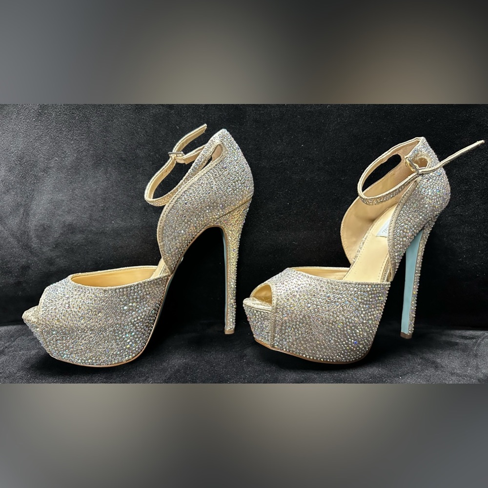 Betsey Johnson sb-kiss size 8